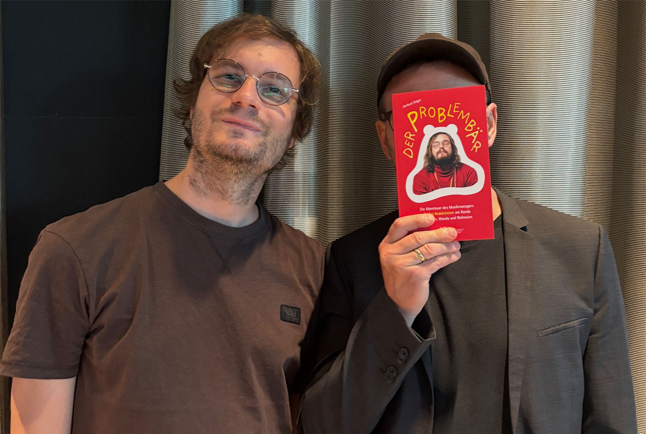 Autor Gerhard Stöger und Musikmanager Stefan Redelsteiner mit dem Buch "Der Problembär"