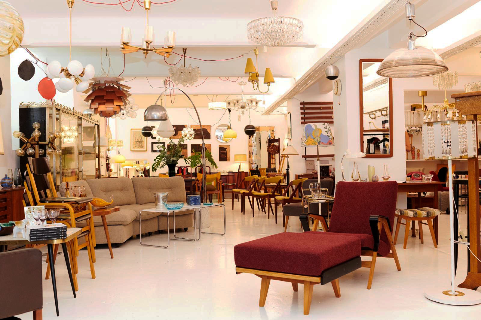 Vintagerie Showroom - Verschiedenste vintage Möbel ausgestellt im Showroom in der Nelkengasse 4, 1060 Wien.